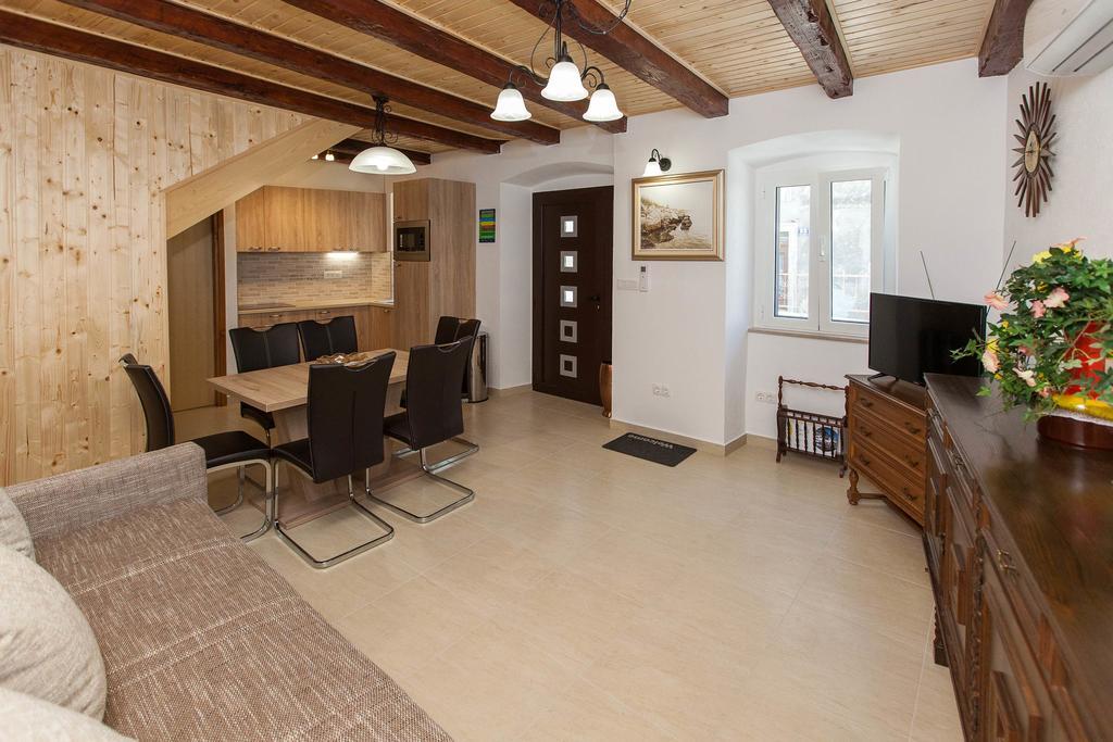 Holiday Home Nika Omišalj Εξωτερικό φωτογραφία